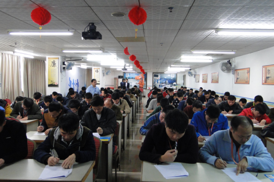 考場上，學員遵守紀律，認真答題