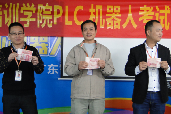 學員拿到獎學金，十分開心