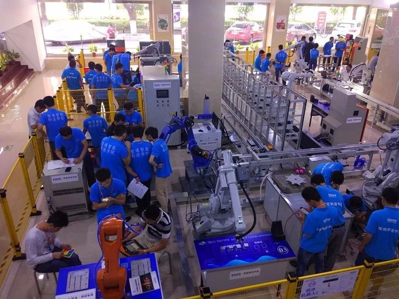 智通培訓工業機器人實操車間