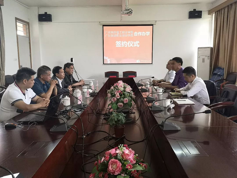 智通教育與南洋理工共建工業機器人專業01